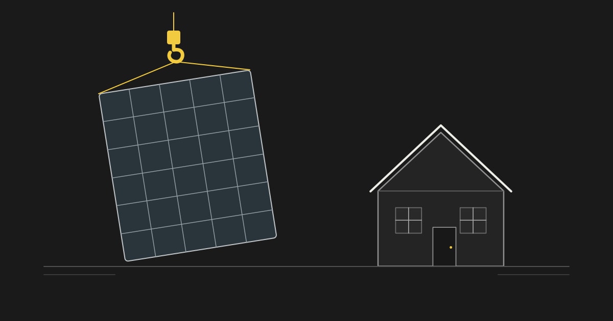Een opgehangen zonnepaneel naast een woning.